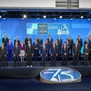 Die Staats- und Regierungschefs stehen beim Nato-Gipfel für das Familienfoto zusammen. 