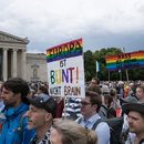 Mehrere Tausend Menschen demonstrieren am Vortag der Europawahl auf dem Münchner Königsplatz für Vielfalt und Demokratie.