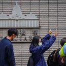 Eine Frau solidarisiert sich vor dem Gerichtsgebäude mit den angeklagten Aktivisten.