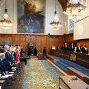 Geschworene betreten den Gerichtssaal während einer Entscheidung über die rechtlichen Folgen der israelischen Besetzung des Westjordanlandes und Ostjerusalems. 