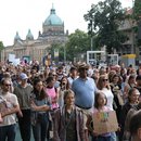 Ein breites Bündnis hatte unter dem Motto „Rechtsextremismus stoppen - Demokratie verteidigen!“ zu einer Großdemonstration eine Woche vor den Landtagswahlen in Sachsen aufgerufen, mehrere Tausend Menschen nahmen daran teil. 