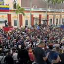 Anhänger versammeln sich, um den venezolanischen Präsidenten Nicolas Maduro im Präsidentenpalast