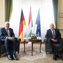 Bundespräsident Frank-Walter Steinmeier (l) und Tamas Sulyok, Präsidenten der Republik Ungarn, sitzen vor dem Beginn eines Gesprächs anlässlich des 35. Jahrestags des Paneuropäischen Picknicks nebeneinander. 