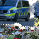 Blumen und Kerzen sind in der Nähe des Tatortes abgelegt worden. Am Freitagabend waren bei einem Stadtfest im nordrhein-westfälischen Solingen drei Menschen mit einem Messer getötet worden