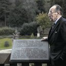 Hans-Dietrich Genscher neben dem Gedenkstein auf dem Balkon  der Prager Botschaft