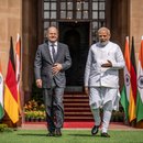 Bundeskanzler Olaf Scholz (l, SPD) steht mit Premierminister Narendra Modi 