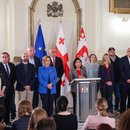 Die georgische Präsidentin Salome Surabitschwili (R, Mitte) gibt eine Pressekonferenz im Anschluss an die Parlamentswahlen in Georgien 2024.