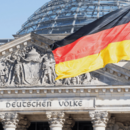 Bundestagsgebäude mit Deutschlandflagge 