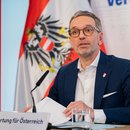 Die FPÖ verfolgt das Ziel einer „Festung Österreich“ und lehnt europäische Solidarität sowie EU-Entscheidungen ab. 