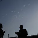 Angehörige der israelischen Streitkräfte beobachten, wie das Luftabwehrsystem Iron Dome im Norden Israels Raketen abfängt