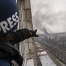 Der Associated Press-Fotograf Evgeniy Maloletka zeigt auf den Rauch, der nach einem Luftangriff auf ein Entbindungskrankenhaus in Mariupol, Ukraine, aufsteigt, Mittwoch, 9. März 2022