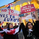 Demonstranten versammeln sich in Tiflis, Georgien, um gegen die Einführung des „Gesetzes über ausländische Agenten“ zu protestieren
