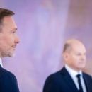 Bundeskanzler Olaf Scholz (r/SPD) und Christian Lindner (FDP), ehemaliger Bundesminister der Finanzen, nebeneinander im Schloss Bellevue. 