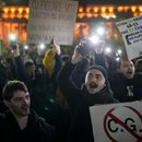 Jugendliche rufen Slogans und blinken mit ihren Handys in Bukarest, Rumänien, am Mittwoch, 27. November 2024, während einer Demonstration gegen Calin Georgescu, den unabhängigen Kandidaten für das rumänische Präsidentenamt, der die erste Wahlrunde gewonnen hat und in die Stichwahl am 8. Dezember einzieht. 