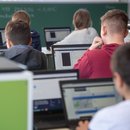 Schülerinnen und Schüler nehmen im Klassenzimmer einer 9. Klasse der Gemeinschaftsschule Leutenbach am Geografieunterricht mit Hilfe von Laptops und Tablets teil. 