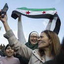 Menschen nehmen an einer Kundgebung teil, um den Sturz der Regierung des syrischen Präsidenten Bashar Assad zu feiern,