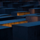 Lichter beleuchten die Betonplatten des Holocaust-Mahnmals, nachdem die Sonne am Vorabend des Internationalen Holocaust-Gedenktages untergegangen ist, der den Jahrestag der Befreiung des Nazi-Todeslagers Auschwitz-Birkenau markiert, in Berlin, Deutschland, Sonntag, 26. Januar 2025