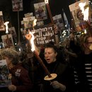 Angehörige und Freunde von Menschen, die von der Hamas getötet oder entführt und in den Gazastreifen verschleppt wurden, reagieren auf die Ankündigung des Waffenstillstands und nehmen an einer Demonstration in Tel Aviv, Israel, teil,