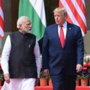 US-Präsident Donald Trump (L) und der indische Premierminister Narendra Modi schreiten am Dienstag, 25. Februar 2020, über einen roten Teppich im Hyderabad House in Neu-Delhi, Indien.