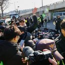 Etwa 30 Anhänger des abgesetzten Präsidenten Yoon Suk Yeol protestieren mit einem Sitzstreik vor seinem Amtssitz, um seine Verhaftung durch die Polizei zu verhindern. Dabei kommt es zu Zusammenstößen mit Journalisten, die über die Szene berichten, und mit Polizeibeamten, die versuchen, den Protest in Seoul aufzulösen, 