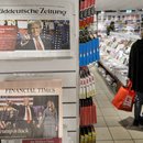 Die Titelseiten von Zeitungen mit dem designierten US-Präsidenten Donald Trump sind an einem Bahnhofskiosk in Köln, Deutschland, zu sehen,