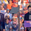 Elon Musk, Gründer, CEO und Chefingenieur von SpaceX, trifft sich am Samstag, den 5. Oktober 2024, mit dem ehemaligen Präsidenten Donald Trump auf dem Gelände der Bulter Farm Show zu einer Kundgebung.