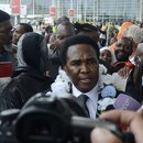 Mosambiks Oppositionsführer Venancio Mondlane spricht bei seiner Ankunft auf dem internationalen Flughafen Mavalane in Maputo, Mosambik, mit Journalisten