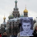 Eine Frau hält ein Porträt des ermordeten Kremlkritikers Boris Nemtsov  im Zentrum von St. Petersburg,