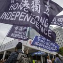 Demonstranten schwenken während einer Kundgebung in Hongkong Fahnen mit der Aufschrift „Hongkong Independence“, 