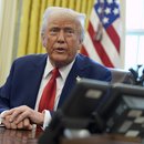 Präsident Donald Trump spricht nach der Unterzeichnung von Dekreten im Oval Office des Weißen Hauses,