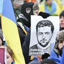 Menschen nehmen anlässlich des dritten Jahrestages des russischen Einmarsches in der Ukraine an einer Kundgebung teil.