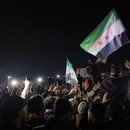Syrer versammeln sich, um gegen die Angriffe der Truppen des gestürzten Assad-Regimes auf Mitglieder der Allgemeinen Sicherheitsverwaltung in Latakia zu protestieren.