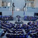 CDU-Parteivorsitzende Friedrich Merz, rechts, spricht während einer Debatte und Abstimmung über die Lockerung der Schuldenregeln und die Änderung des Grundgesetzes im Deutschen Bundestag in Berlin,