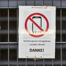 Ein pauschales Handyverbot an Schulen scheint naheliegend, doch ist es wirklich der richtige Weg? 