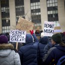 Ehemalige Bundesbedienstete protestieren gegen die Politik der Trump-Regierung vor dem Hubert Humphrey Health and Human Services Building in Washington D.C. 