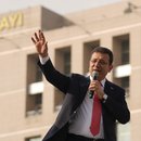 Istanbuls Bürgermeister Ekrem İmamoğlu spricht zu seinen Anhängern vor dem Istanbuler Gerichtsgebäude, in Istanbul, Türkei, Freitag, 31. Januar 2025.