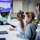 Viele Jugendliche schätzen demokratische Werte, doch ihr Vertrauen in politische Prozesse ist oft gering. Eine Studie zeigt, dass Schulen mehr zeitgemäße und digitale Beteiligungsmöglichkeiten bieten sollten.