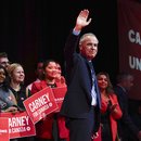 Der kanadische Premierminister Mark Carney winkt nach seiner Rede in seinem Wahlkampfhauptquartier, nachdem die Liberale Partei die kanadischen Wahlen in Ottawa gewonnen hatte.