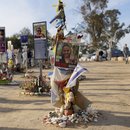 Ein Foto zeigt die israelische Geisel Romi Gonen auf dem Gelände des Nova-Musikfestivals im Süden Israels nahe der Grenze zum Gazastreifen, bei dem Hunderte von Feiernden von der Hamas getötet oder entführt wurden, 