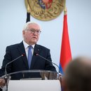 Bundespräsident Frank-Walter Steinmeier äußert sich bei einer Pressekonferenz mit dem Präsidenten von Armenien, Chatschaturjan, nach ihrem Gespräch im Amtssitz des Präsidenten. 