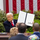 US-Präsident Donald Trump zeigt eine Durchführungsverordnung über „gegenseitige Zölle“ im Rosengarten des Weißen Hauses in Washington, D.C., Vereinigte Staaten, am 2. April 2025