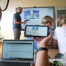 Eine Schulung für Lehrkräfte an der Sekundarschule Zörbig im Umgang mit einer neuen digitalen Tafel.