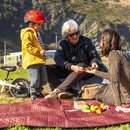 Großmutter, Mutter und Kind im Park.