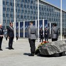 Bundespräsident Frank-Walter Steinmeier und Nato-Generalsekretär Mark Rutte stehen bei einer Kranzniederlegung vor dem Hautquartier der Nato. Bei einem Festakt wurde dort an den Beitritt der Bundesrepublik Deutschland zur Nato am am 6. Mai 1955. 