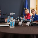 UK-EU-Gipfel. (v.l.n.r.) Premierminister Sir Keir Starmer und Außenminister David Lammy sprechen mit der Hohen Vertreterin der Europäischen Union für Außen- und Sicherheitspolitik, Kaja Kallas, der Präsidentin der Europäischen Kommission, Ursula von der Leyen, und dem Präsidenten des Europäischen Rates, Antonio Costa, während eines Treffens auf dem EU-Britannien-Gipfel im Lancaster House.