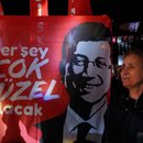  Eine Person hält ein Plakat mit dem Bild des Istanbuler Bürgermeisters Ekrem Imamoglu während einer Protestkundgebung 