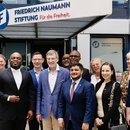 Die Delegation der südafrikanischen Regierungspartei Democratic Alliance gemeinsam mit dem Vorstandsvorsitzenden der Friedrich-Naumann-Stiftung, Prof. Karl-Heinz Paqué, vor dem Büro der Stiftung