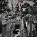 Israelische Soldaten arbeiten an dem Ort, der von einem iranischen Raketenangriff getroffen wurde, bei dem mehrere Menschen ums Leben kamen (24.06.2025). 