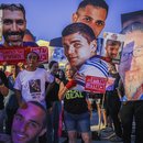 Israelis halten Plakate mit Geiseln und US-Flaggen, während sie die Freilassung aller im Gazastreifen festgehaltenen Geiseln fordern