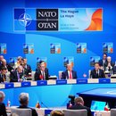 NATO-Generalsekretär Mark Rutte, Mitte rechts, hält die Eröffnungsrede, während er neben US-Präsident Donald Trump während einer Sitzung des Nordatlantikrats auf dem NATO-Gipfel in Den Haag sitzt,